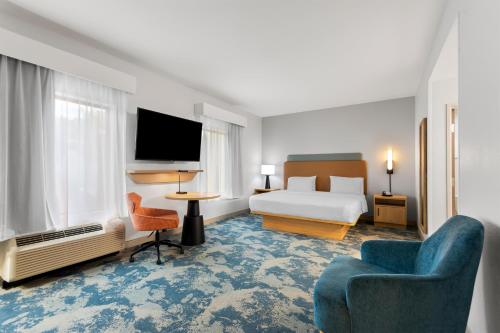 Una habitación de hotel con una cama y un televisor. en Hampton Inn & Suites Pensacola/I-10 Pine Forest Road, en Pensacola