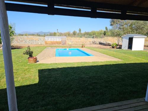 Bazén v ubytování Ribera del Ancoa nebo v jeho okolí