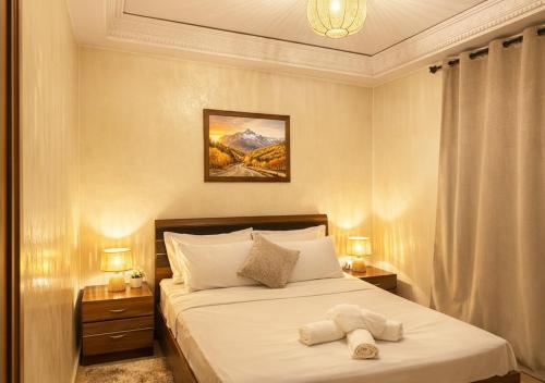 een slaapkamer met een bed met een handdoek erop bij Andalous Prestige in Marrakesh