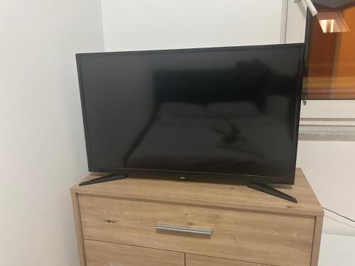 莫斯塔尔Pansion Most , Mostar的木质梳妆台上方的平面电视