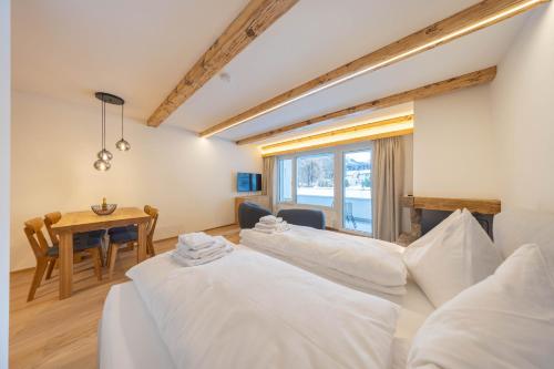 En eller flere senge i et værelse på New Premium Studio with Fireplace, Pool & Sauna