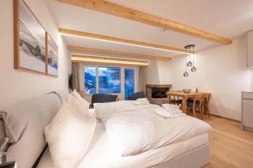 Postel nebo postele na pokoji v ubytování New Exclusive Studio with Fireplace, Pool & Sauna