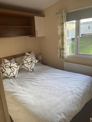 Giường trong phòng chung tại Relax By The Coast - Spacious 6-sleeper Caravan