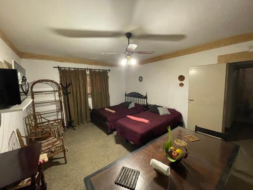 una sala de estar con una cama y una mesa en Dulce Hogar, en La Banda