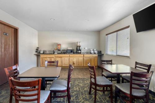 Kuchyň nebo kuchyňský kout v ubytování SureStay Plus by Best Western Montrose