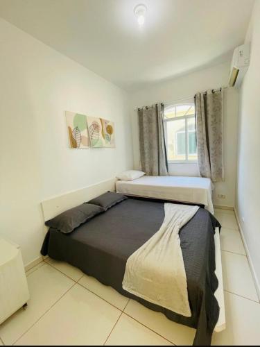 a bedroom with two beds and a window at Apartamento 218, primeiro andar, Canoa Quebrada in Aracati