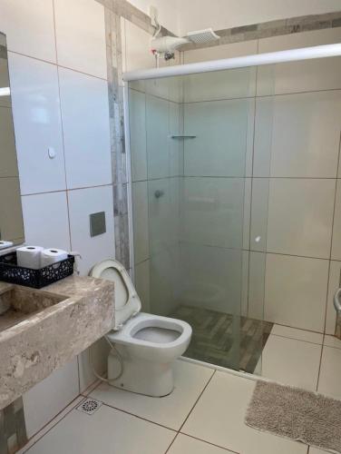 a bathroom with a toilet and a shower at Apartamento 218, primeiro andar, Canoa Quebrada in Aracati