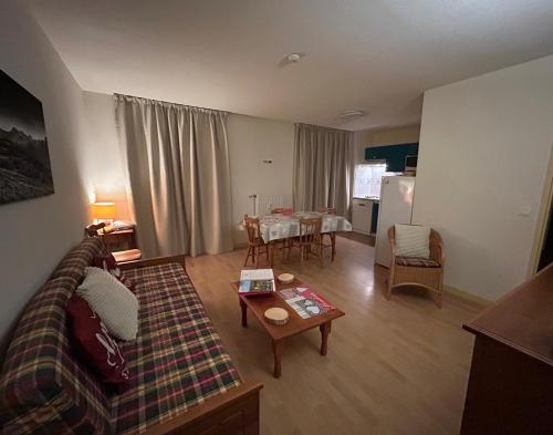 un salon avec un canapé et une table dans l'établissement Grand appartement hyper centre haut standing, à La Bourboule