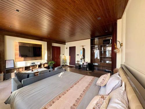 Una televisión o centro de entretenimiento en Denka's