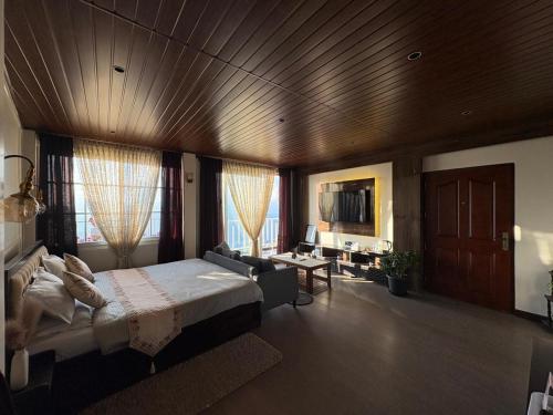 Una televisión o centro de entretenimiento en Denka's