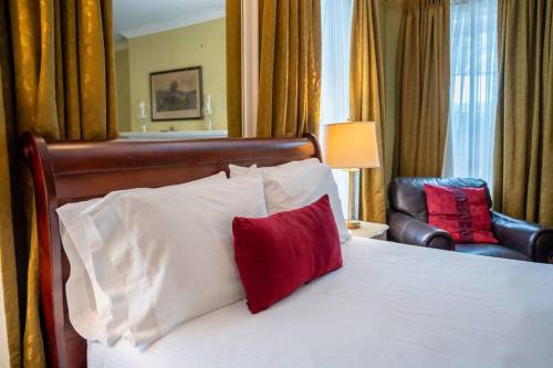 Postel nebo postele na pokoji v ubytování Historic 98 Fire Pit Game Room & Dog Friendly