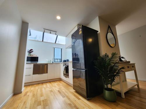 Køkken eller tekøkken på Park & Central City Spa-Pool Escape with Garage