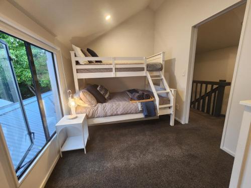 En eller flere senge i et værelse på Park & Central City Spa-Pool Escape with Garage