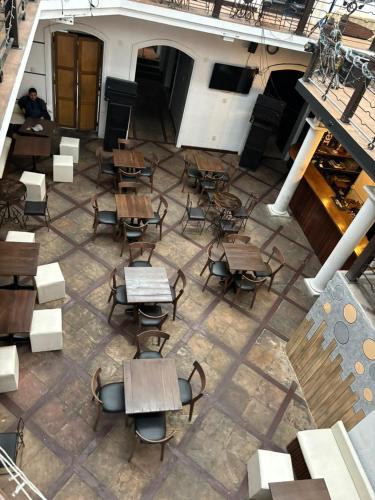 una vista dall'alto di un patio con tavoli e sedie di Centro Cultural Distrito a Sucre