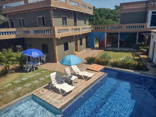 CasaShow temporadas في بورتو دي سويبي: منزل به مسبح وبه كراسي ومظلات