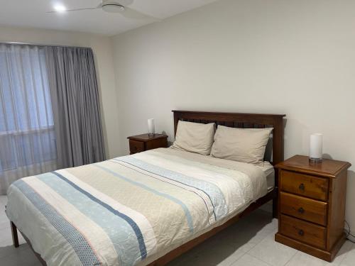 Streaky BayBeachside & Jetty View 3 - Pirate Cave No view的带床、梳妆台和窗户的卧室