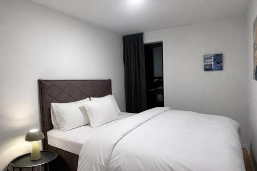 En eller flere senge i et værelse på North Estate Nyholmen - luxury apartment