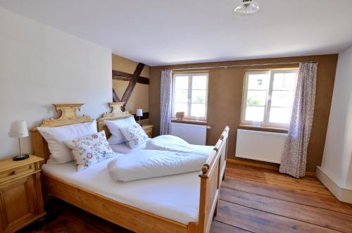 1 dormitorio con 2 camas y 2 ventanas en Ferienwohnung Herds Eintracht, en Baden-Baden