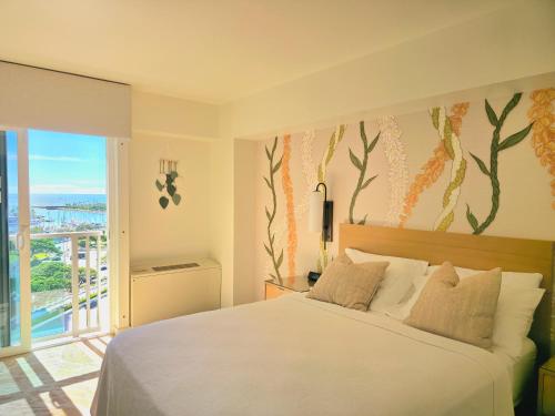 Postel nebo postele na pokoji v ubytování Ocean View Room at Ala Moana Hotel- Fees include