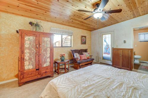 um quarto com uma cama e um ventilador de teto em Near Scenic Trails and Parks! Central Payson Retreat em Payson