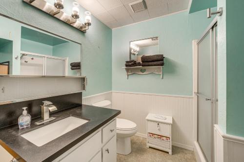 um banheiro com uma pia, um vaso sanitário e um espelho em Near Scenic Trails and Parks! Central Payson Retreat em Payson