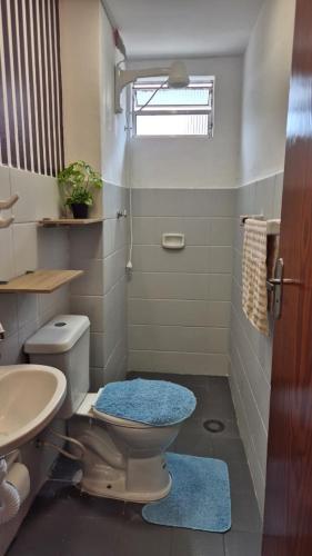 Et badeværelse på Ap Beach House 001 - Cond Cais da Sagração - Angelim