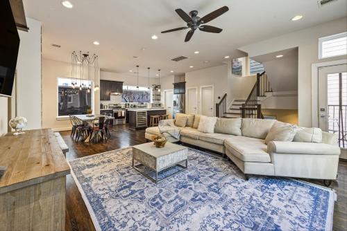 een woonkamer met een bank en een tafel bij Rooftop EaDo Nr Downtown Yard BBQ Games WiFi in Houston