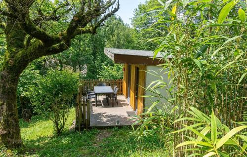 Zahrada ubytování Cozy Home In Altillac With Outdoor Swimming Pool