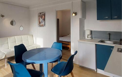 Kuchyň nebo kuchyňský kout v ubytování Cozy Home In Altillac With Outdoor Swimming Pool