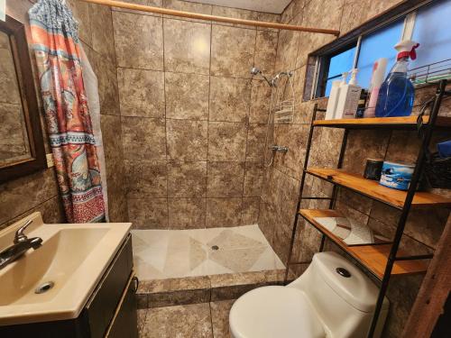 een badkamer met douche, wastafel en toilet bij Casa Vizcaino in Ensenada