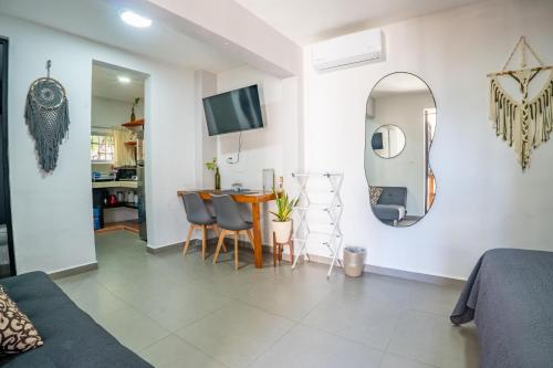 a living room with a table and a mirror at Peach35L Céntrico studio super ubicado y tranquilo in Cancún