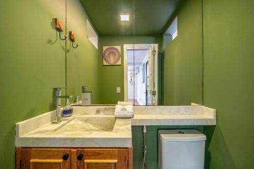 Et badeværelse på Atalaia SPA 1 Qto c/ Hidro by Achei Camboriú