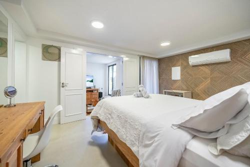 En eller flere senge i et værelse på Atalaia SPA 1 Qto c/ Hidro by Achei Camboriú