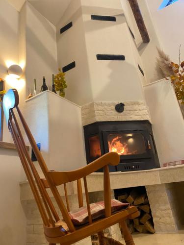 una sedia a dondolo di legno davanti al camino di Festung 57 a Bran