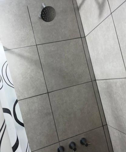 a tile floor with a drain in a shower at Edificio Meraki 2 in Victoria