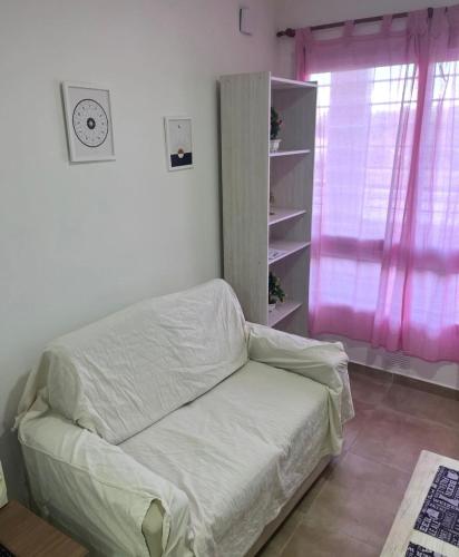 a bed in a room with a pink window at Edificio Meraki 2 in Victoria