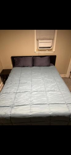 ein großes Bett in einem Zimmer mit Fenster in der Unterkunft 3 Minutes from Hampton U Office & Couple Space in Hampton