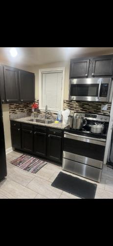 Φωτογραφία από το άλμπουμ του 3 Minutes from Hampton U Office & Couple Space σε Hampton