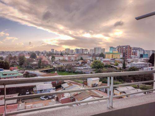 een uitzicht op een stad vanaf een balkon bij Apart Total Temuco Centro in Temuco