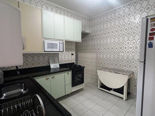 Küche/Küchenzeile in der Unterkunft Casa aconchegante na Vila Tupi - Perto da Praia