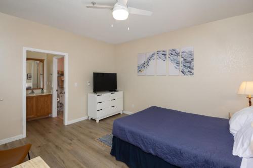 En eller flere senge i et værelse på Coastal Glow