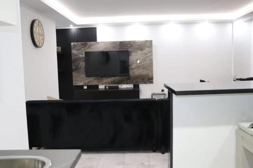 bagno con TV a parete di Micaya a Praia