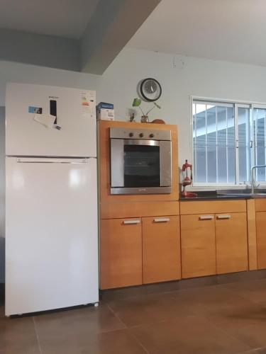 Kuchyň nebo kuchyňský kout v ubytování Hermosa casa iluminada con espacio verde y cerca del cerro