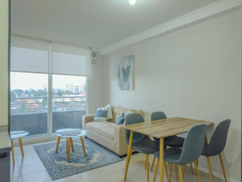 een woonkamer met een tafel en een bank bij Apart Total Temuco Centro in Temuco
