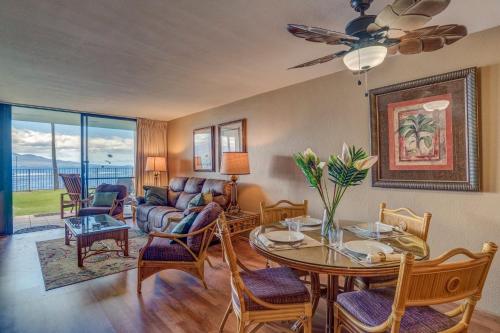 een woonkamer met een tafel en een bank bij Lauloa 102 in Wailuku
