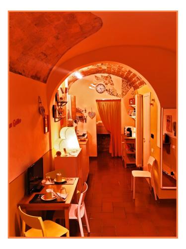 een boog in een kamer met een tafel en stoelen bij Casa GALILEO- Antiche Dimore Pisane in Pisa