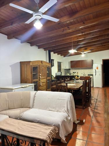 ein Wohnzimmer mit einer Couch und einem Deckenventilator in der Unterkunft Rincón del roble in Veinticinco de Mayo