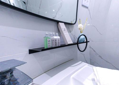 un bagno bianco con uno specchio e un lavandino di Hotel la Saladilla Beach Club a Santa Cruz de Barahona