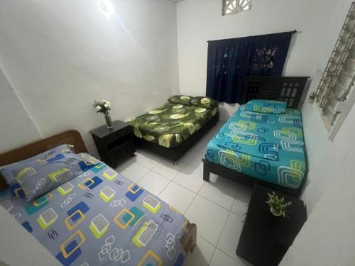 Una cama o camas en una habitación de Squid Hostel