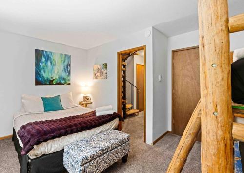 Ένα ή περισσότερα κρεβάτια σε δωμάτιο στο Chalet Chic! Lake and Ski Access Nearby Fish Pond